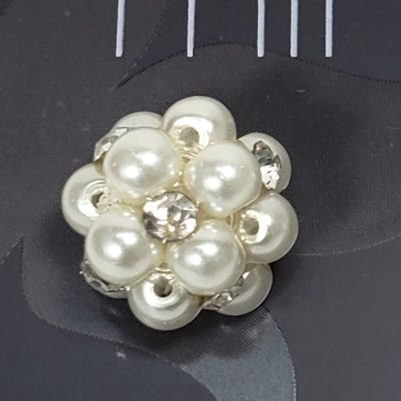 Women's Stunning MINICCI Clusted Off-white Beads Sparkle Crystal Stud Earrings - Picture 4 of 8